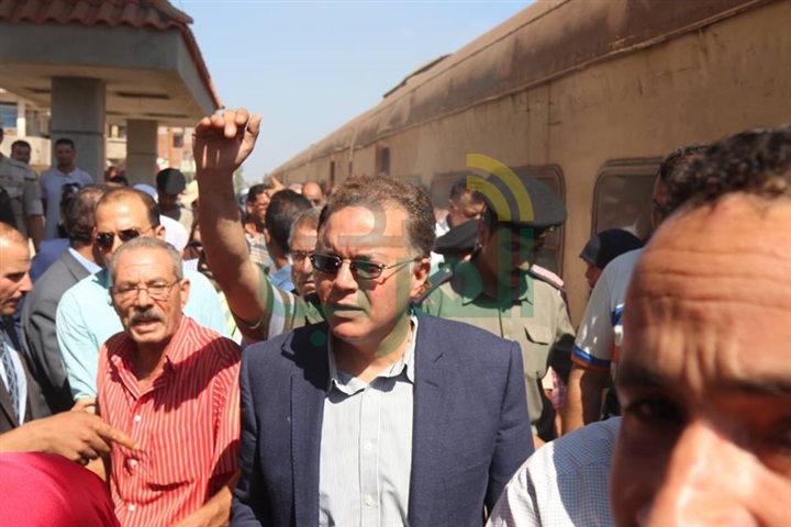 بالفيديو والصور.. وزير النقل ومحافظ كفرالشيخ يستقلان قطار الدرجة الثالثة 