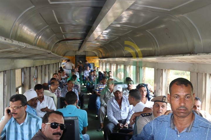 بالفيديو والصور.. وزير النقل ومحافظ كفرالشيخ يستقلان قطار الدرجة الثالثة 