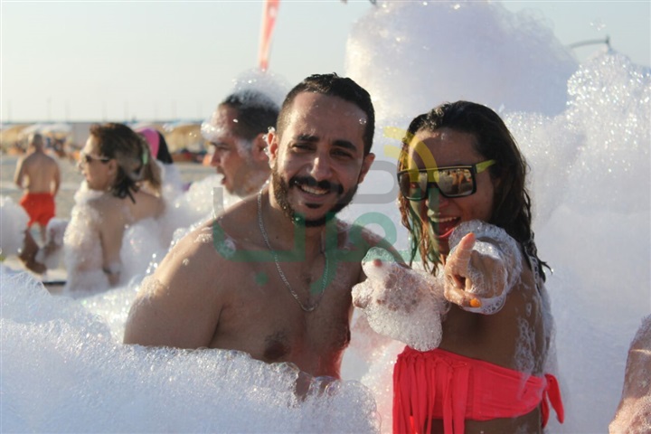 بالصور.. "الحريري" و"استريت باند" يشعلان الرقصات بحمامات فوم "وايت بيتش" بالصور.. "الحريري" و"استريت باند" يشعلان الرقصات بحمامات فوم "وايت بيتش"