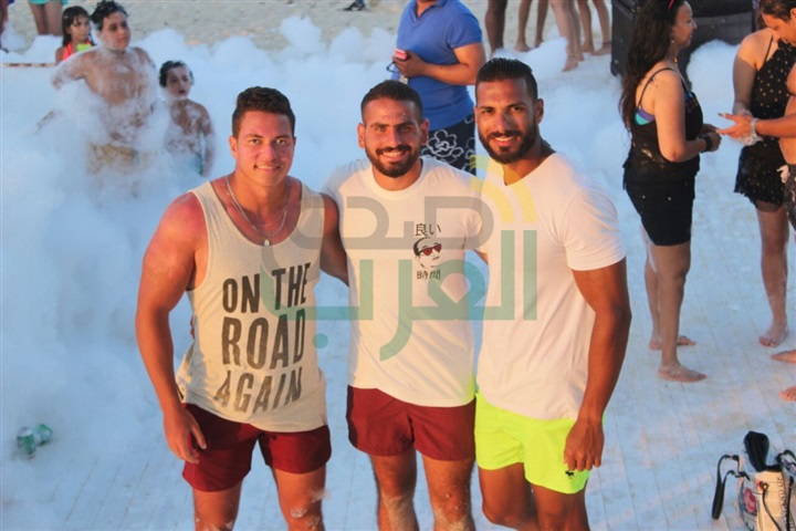 بالصور.. "الحريري" و"استريت باند" يشعلان الرقصات بحمامات فوم "وايت بيتش" بالصور.. "الحريري" و"استريت باند" يشعلان الرقصات بحمامات فوم "وايت بيتش"