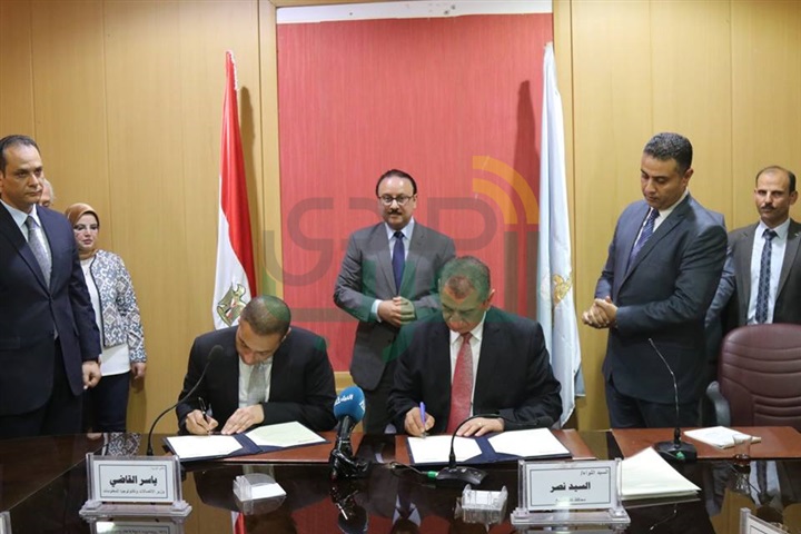 بالفيديو والصور.. محافظ كفر الشيخ يوقع 3 بروتوكولات مع وزارة الاتصالات