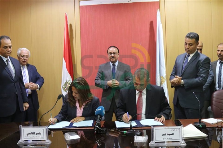 بالفيديو والصور.. محافظ كفر الشيخ يوقع 3 بروتوكولات مع وزارة الاتصالات