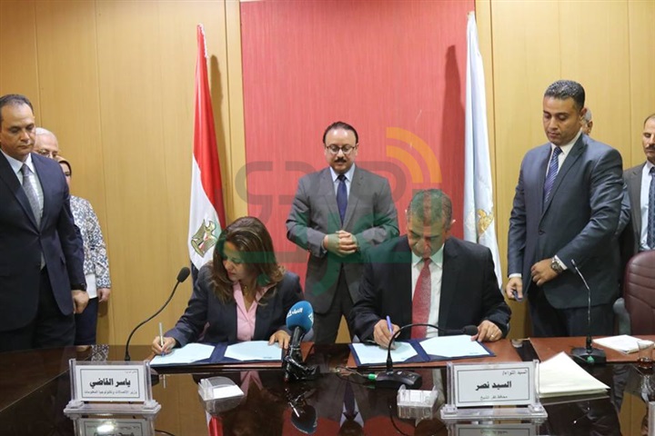 بالفيديو والصور.. محافظ كفر الشيخ يوقع 3 بروتوكولات مع وزارة الاتصالات
