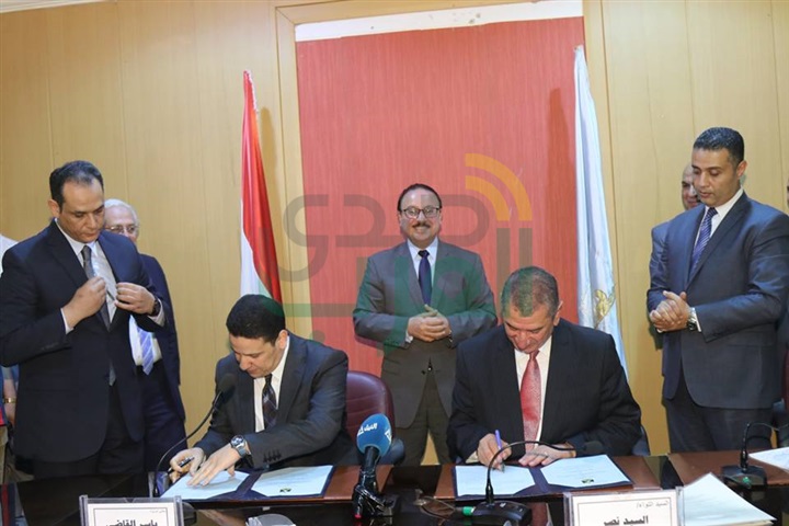 بالفيديو والصور.. محافظ كفر الشيخ يوقع 3 بروتوكولات مع وزارة الاتصالات
