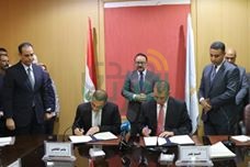 بالفيديو والصور.. محافظ كفر الشيخ يوقع 3 بروتوكولات مع وزارة الاتصالات