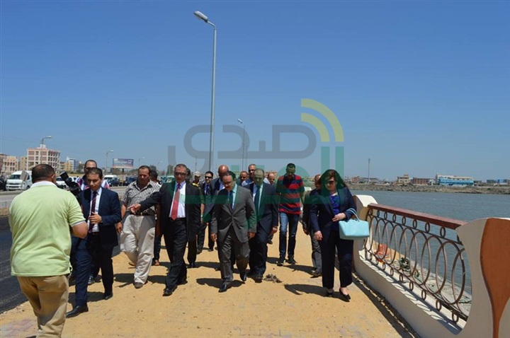 بالفيديو والصور.. وزير الاتصالات ومحافظ كفر الشيخ  يتفقدان أعمال تجميل كورنيش بحيرة البرلس