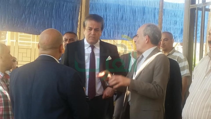 بالصور..عبد الغفار يتفقد مكتب التنسيق الرئيسى للقبول بالجامعات بجامعة القاهرة