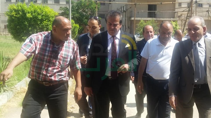 بالصور..عبد الغفار يتفقد مكتب التنسيق الرئيسى للقبول بالجامعات بجامعة القاهرة