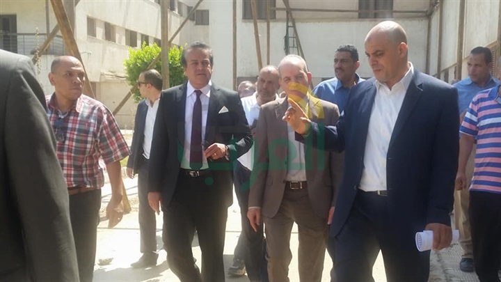 بالصور..عبد الغفار يتفقد مكتب التنسيق الرئيسى للقبول بالجامعات بجامعة القاهرة