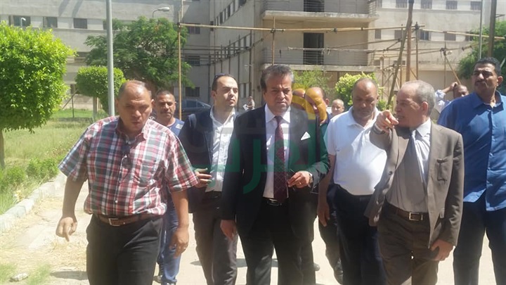 بالصور..عبد الغفار يتفقد مكتب التنسيق الرئيسى للقبول بالجامعات بجامعة القاهرة