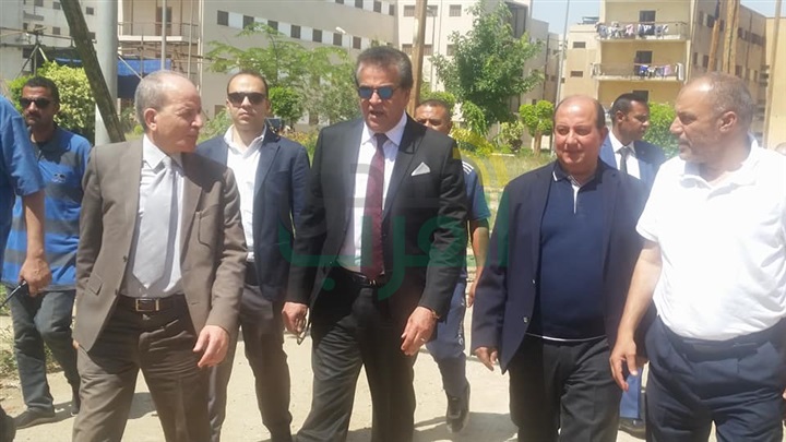 بالصور..عبد الغفار يتفقد مكتب التنسيق الرئيسى للقبول بالجامعات بجامعة القاهرة