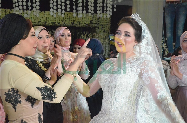 بالصور.. الليثى ونجوم الفن الشعبى يشعلون زفاف عبد الرحمن ومنة بالصور.. الليثى ونجوم الفن الشعبى يشعلون زفاف عبد الرحمن ومنة