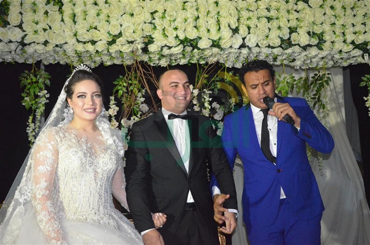 بالصور.. الليثى ونجوم الفن الشعبى يشعلون زفاف عبد الرحمن ومنة بالصور.. الليثى ونجوم الفن الشعبى يشعلون زفاف عبد الرحمن ومنة