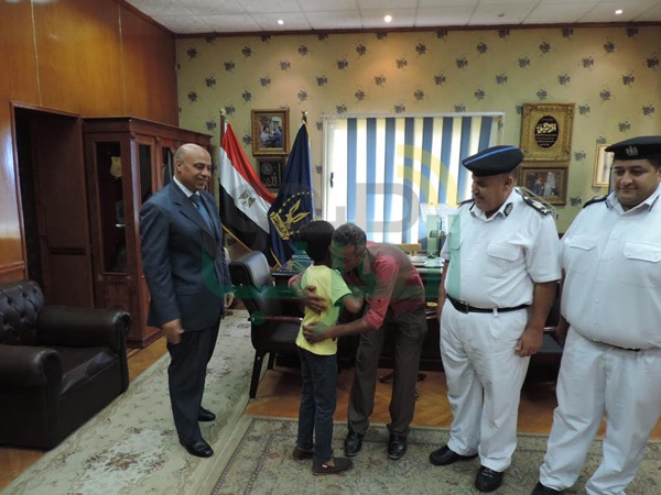 بالصور.. أمن مطروح يعيد طفلًا مفقودًا منذ ثلاثة أيام لأسرته بالقاهرة