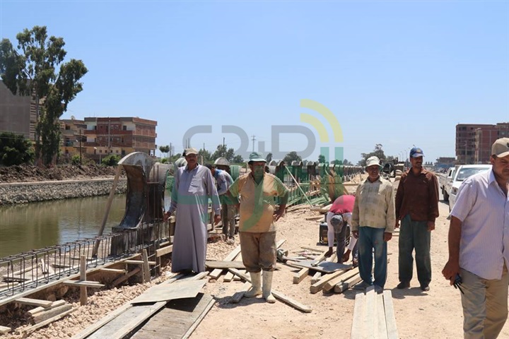 بالفيديو والصور.. محافظ كفر الشيخ يتابع أعمال تكسية ترعة الزاوية 