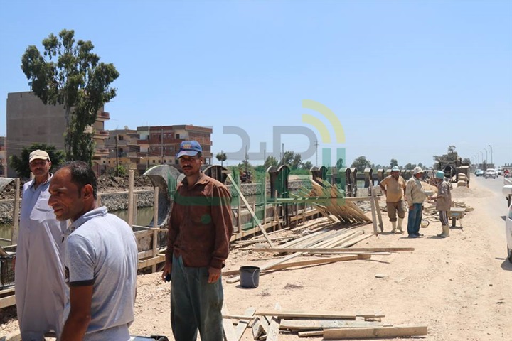 بالفيديو والصور.. محافظ كفر الشيخ يتابع أعمال تكسية ترعة الزاوية 