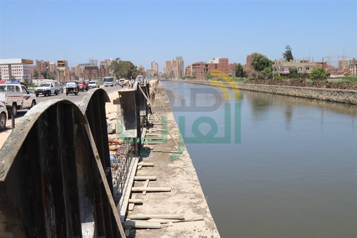 بالفيديو والصور.. محافظ كفر الشيخ يتابع أعمال تكسية ترعة الزاوية 