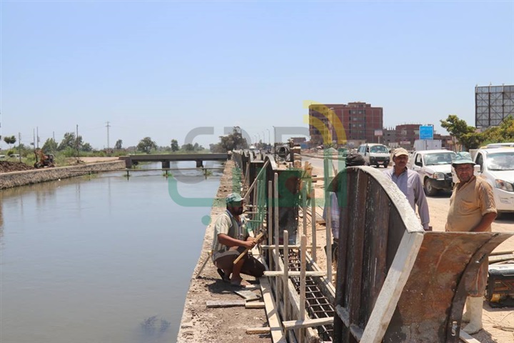 بالفيديو والصور.. محافظ كفر الشيخ يتابع أعمال تكسية ترعة الزاوية 