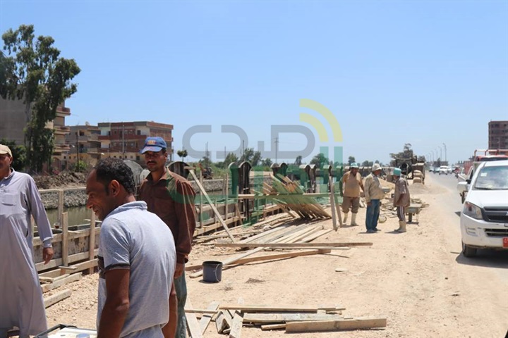 بالفيديو والصور.. محافظ كفر الشيخ يتابع أعمال تكسية ترعة الزاوية 