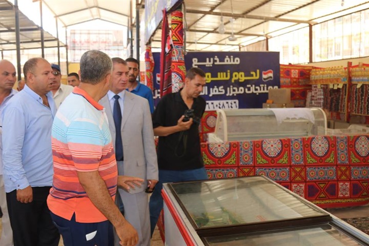 بالفيديو والصور.. محافظ كفر الشيخ يتفقد معرض السلع الغذائية