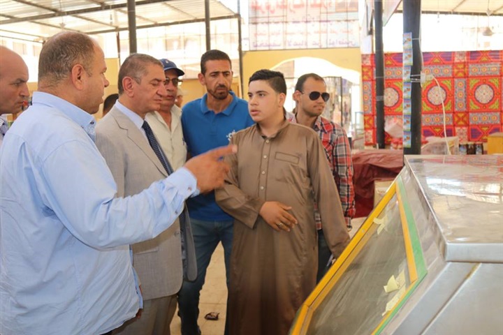 بالفيديو والصور.. محافظ كفر الشيخ يتفقد معرض السلع الغذائية