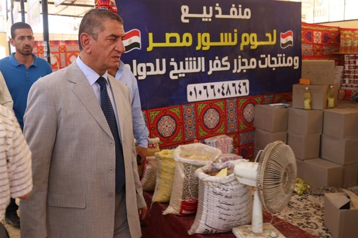 بالفيديو والصور.. محافظ كفر الشيخ يتفقد معرض السلع الغذائية