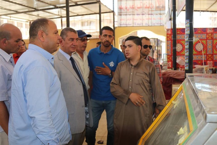 بالفيديو والصور.. محافظ كفر الشيخ يتفقد معرض السلع الغذائية