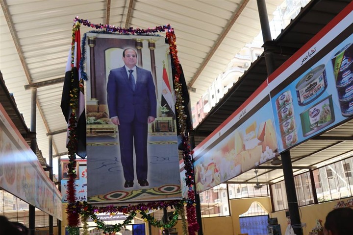 بالفيديو والصور.. محافظ كفر الشيخ يتفقد معرض السلع الغذائية