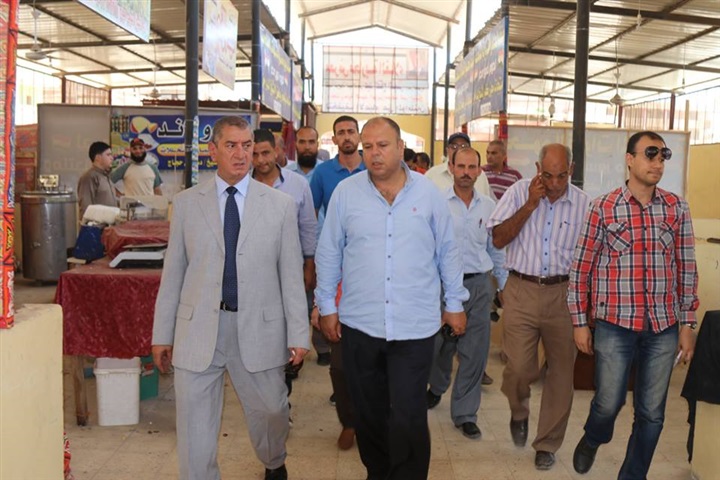بالفيديو والصور.. محافظ كفر الشيخ يتفقد معرض السلع الغذائية
