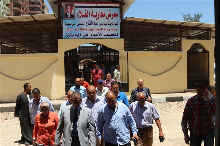 بالفيديو والصور.. محافظ كفر الشيخ يتفقد معرض السلع الغذائية