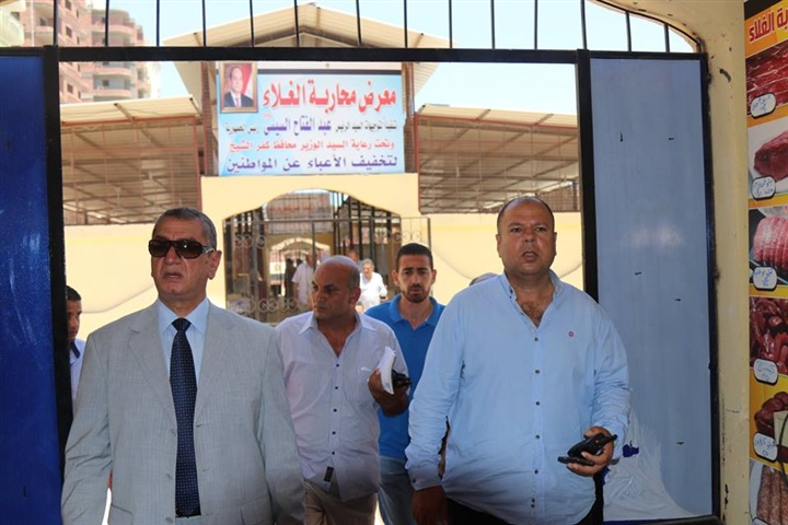 بالفيديو والصور.. محافظ كفر الشيخ يتفقد معرض السلع الغذائية