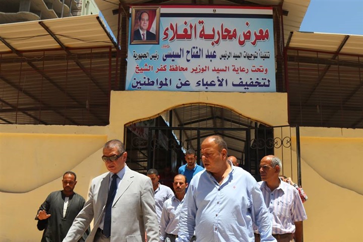 بالفيديو والصور.. محافظ كفر الشيخ يتفقد معرض السلع الغذائية