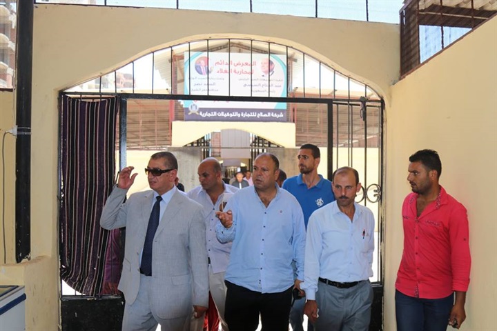 بالفيديو والصور.. محافظ كفر الشيخ يتفقد معرض السلع الغذائية