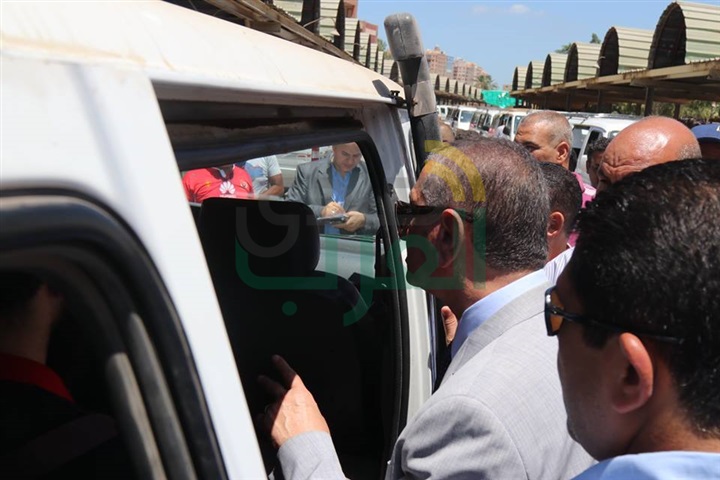 بالفيديو والصور.. محافظ كفرا لشيخ يستمع للمواطنين حول تطبيق التعريفة الجديدة بمجمع المواقف