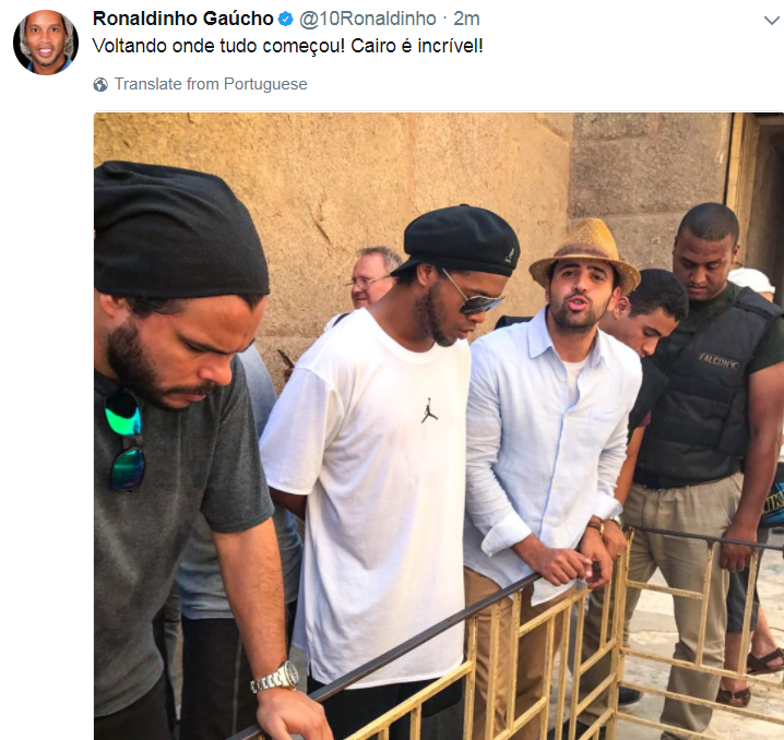 بالصور.. رونالدينيو من الأهرامات: "القاهرة مدهشة" بالصور.. رونالدينيو من الأهرامات: "القاهرة مدهشة"