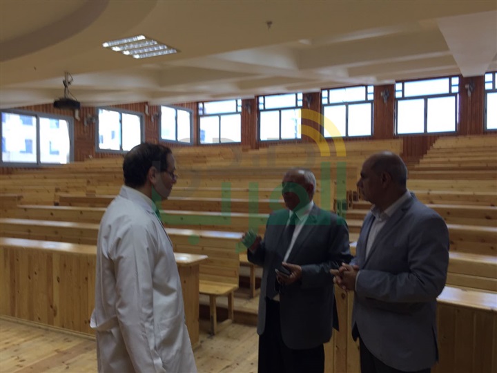 بالصور.. رئيس جامعة المتوسط  يُشيد بالمستشفي الجامعي بكفر الشيخ