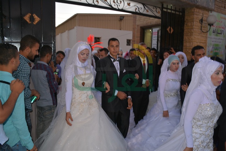 بالصور.. محافظ سوهاج يشهد زفافا جماعيًا لـ200 عريس وعروس
