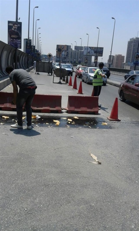بالصور.. مرور القاهرة تناشد قائدي السيارات الابتعاد عن كوبري أكتوبر 