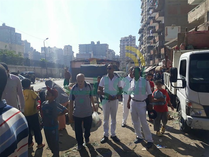 بالصور.. حملة إزالة مكبرة بحي ثان المنتزة لرفع الاشغالات بالعصافرة