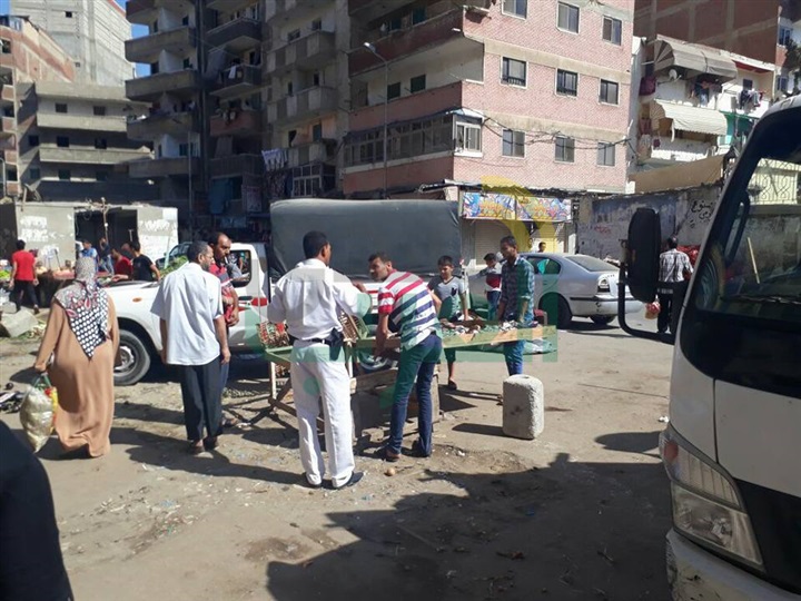 بالصور.. حملة إزالة مكبرة بحي ثان المنتزة لرفع الاشغالات بالعصافرة