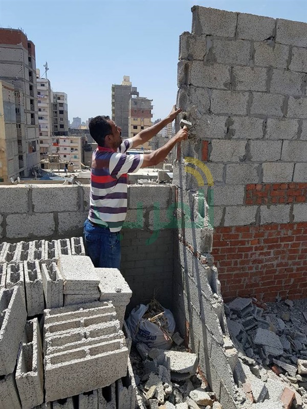 إزالة أعمال بناء مخالفة بحى المنتزة استجابة لشكاوي المواطنين