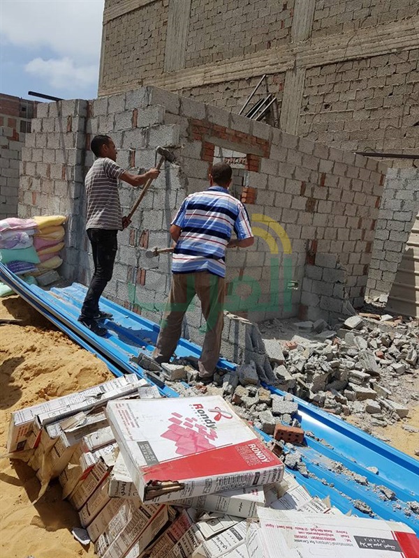 إزالة أعمال بناء مخالفة بحى المنتزة استجابة لشكاوي المواطنين