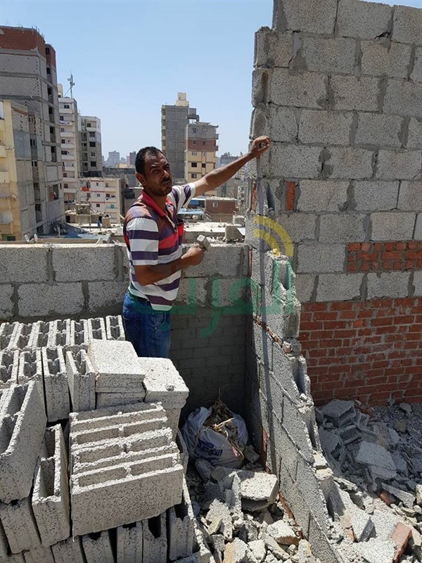 إزالة أعمال بناء مخالفة بحى المنتزة استجابة لشكاوي المواطنين