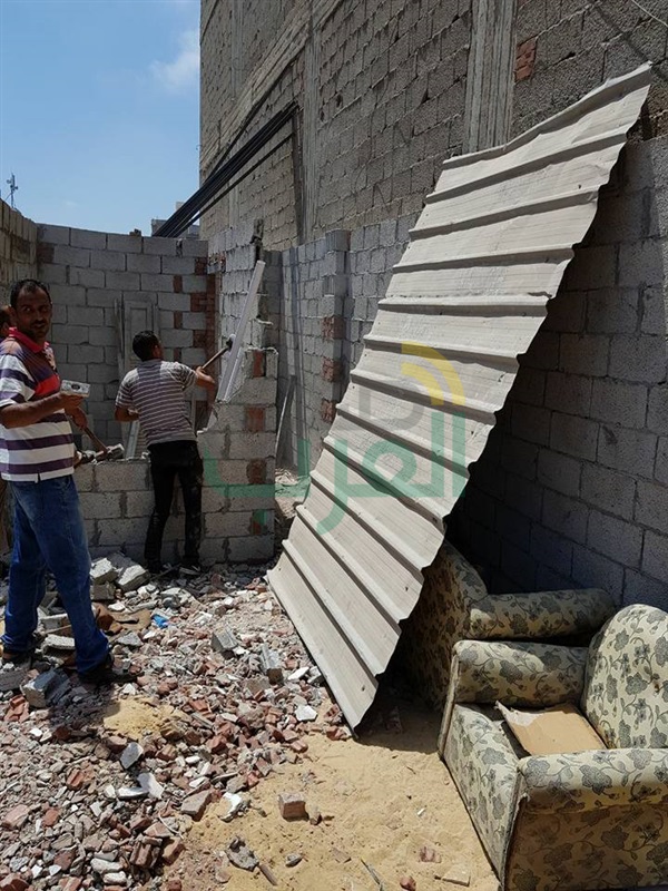 إزالة أعمال بناء مخالفة بحى المنتزة استجابة لشكاوي المواطنين