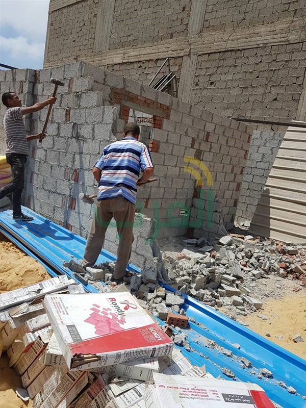 إزالة أعمال بناء مخالفة بحى المنتزة استجابة لشكاوي المواطنين