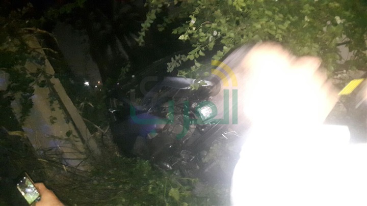 بالصور.. السرعة الجنونية تتسبب في سقوط سيارة داخل مستشفى الأمراض العقلية