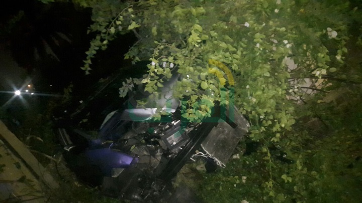 بالصور.. السرعة الجنونية تتسبب في سقوط سيارة داخل مستشفى الأمراض العقلية