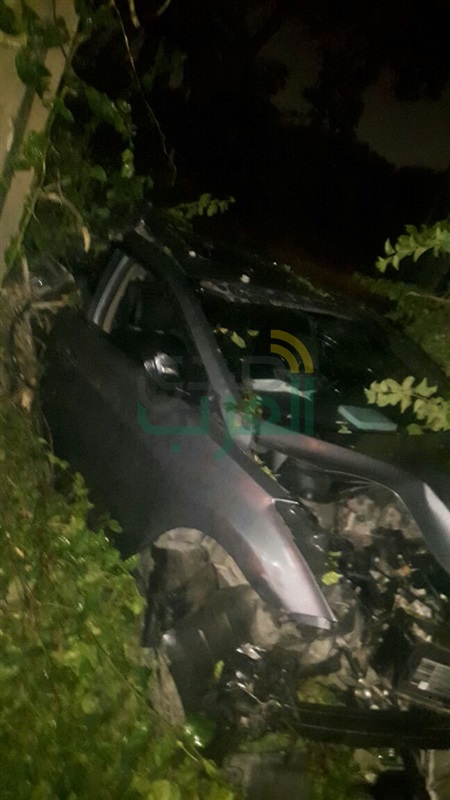 بالصور.. السرعة الجنونية تتسبب في سقوط سيارة داخل مستشفى الأمراض العقلية