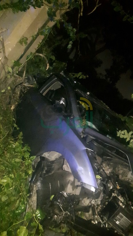 بالصور.. السرعة الجنونية تتسبب في سقوط سيارة داخل مستشفى الأمراض العقلية