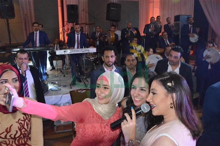 بالصور.. حماقى وبوسى يشعلون حفل زفاف محمد وسارة بالصور.. حماقى وبوسى يشعلون حفل زفاف محمد وسارة